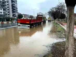 Aydın'da Yağmur Seline Döndü: Karayolu Kapandı!