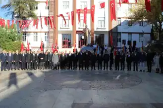 Öğretmenler Günü'nde Anıta Çelenk