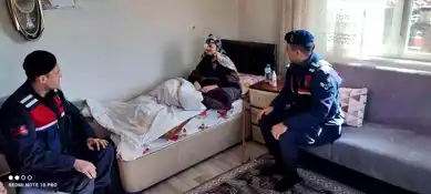 Jandarma, 94 Yaşındaki Esma Teyze'yi Ziyaret Etti