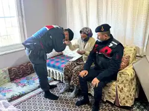 Jandarma, 87 Yaşındaki Dudu Teyzeyi Ziyaret Etti