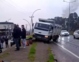 Kamyon Trafik Lambasını Devirip Yayayı Yaraladı