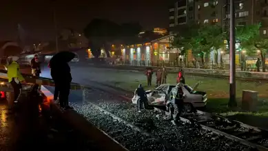 Söke'de Otomobil Raylara Düştü, Sürücü Yaralandı