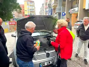 Aydın'da Otomobil Motorundan Duman! Vatandaşlar İmdadına Yetişti