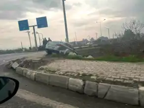 Yağmurda Kaygan Yolda Araç Kazası! Sürücü Yaralanmadı