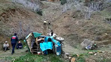 Nazilli'de Zeytin İşçilerini Taşıyan Araç Uçuruma Yuvarlandı: 1 Ölü, 4 Yaralı
