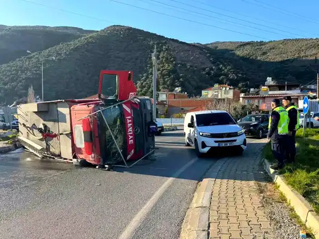 Aydın Söke'de İtfaiye Aracı Devrildi: 3 Yaralı