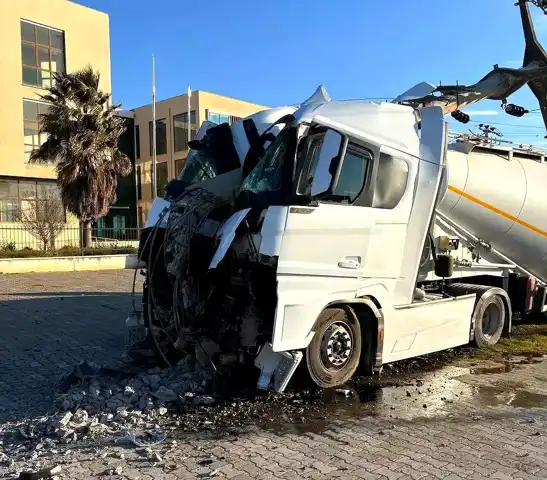 Aydın Kuyucak'ta Tır Kazası: Sürücü Yaralı Kurtuldu