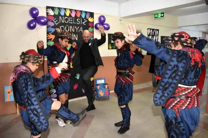 Belediye Başkanı, Özel Öğrencilerle Zeybek Şöleni Düzenledi