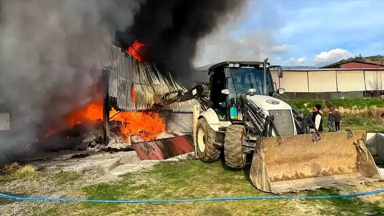 Bozdoğan'da Kıl Çadırı Fabrikasında Yangın!
