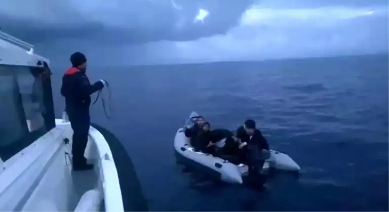 Ege'de Düzensiz Göçmenler Kurtarıldı