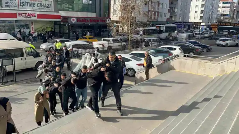 Polis Kimliğine Bürünen Dolandırıcı Çetesi Çökertildi