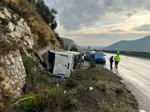 Midibüs Kazası: Nergis Festivali Yolu Kapatıldı, 23 Yaralı