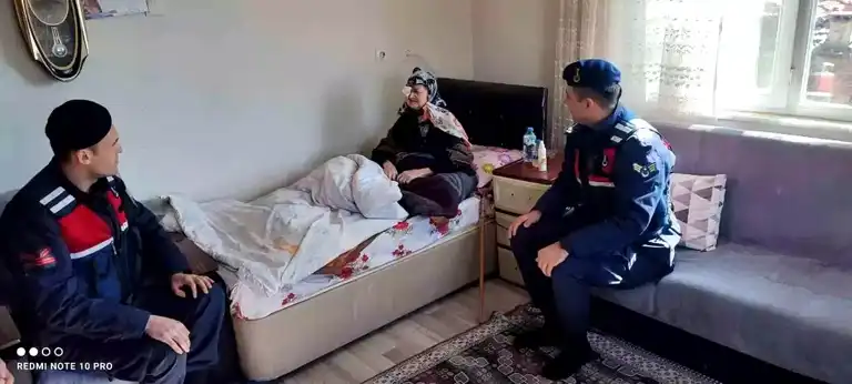 Jandarma, 94 Yaşındaki Esma Teyze'yi Ziyaret Etti