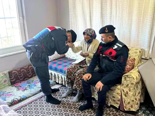 Jandarma, 87 Yaşındaki Dudu Teyzeyi Ziyaret Etti