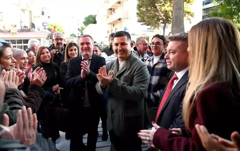 Ege'de Parti Değişikliği: Coşkulu Rozet Töreni
