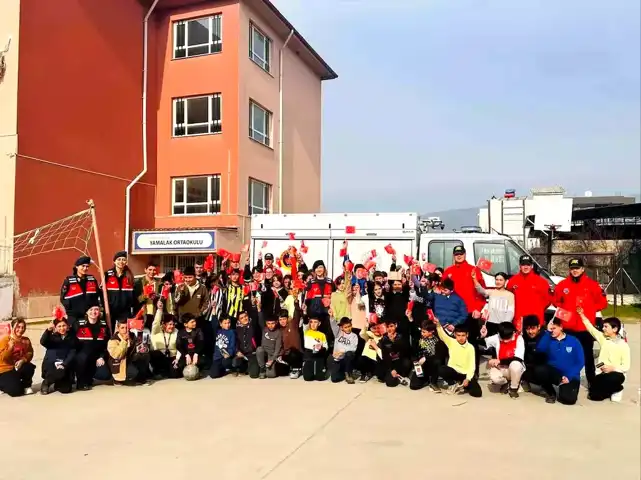 Kuyucak'ta Öğrencilere Deprem Eğitimi ve Tatbikatı