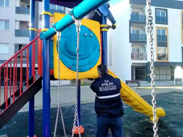 Aydın'da Çocuk Parkı Kaydırağı Yakıldı, Şüpheliler Yakalandı