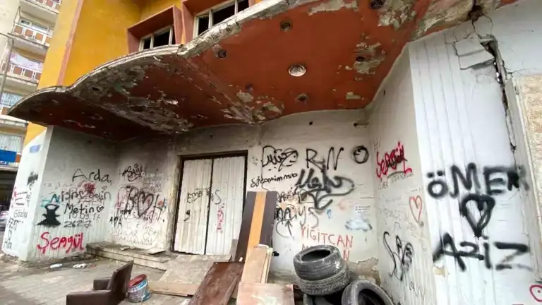 Tarihi Sinema, Grafitiyle Boğuşuyor