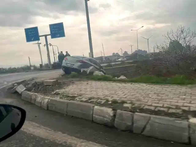 Yağmurda Kaygan Yolda Araç Kazası! Sürücü Yaralanmadı