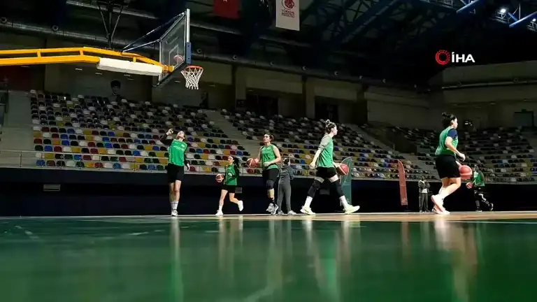 İzmit'in Kadın Basketbol Takımı Nesibe Aydın'a Hazırlanıyor